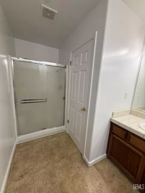 Bath - 400 Mark Ave, Shafter, CA 93263 photo 4 of 5