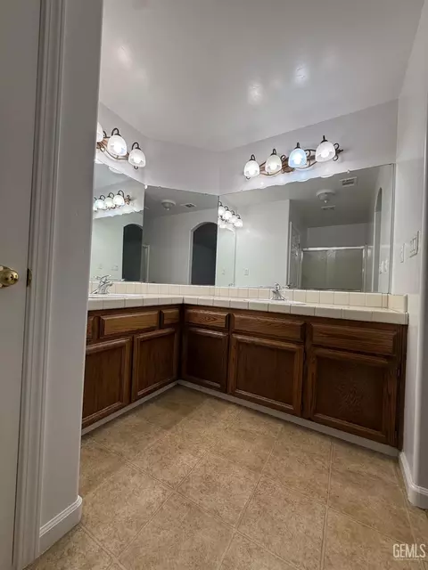 Bath - 400 Mark Ave, Shafter, CA 93263 photo 5 of 5