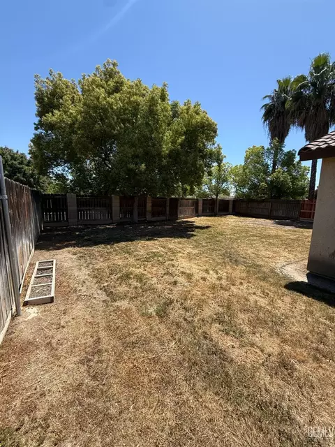 Exterior - 400 Mark Ave, Shafter, CA 93263 photo 7 of 9