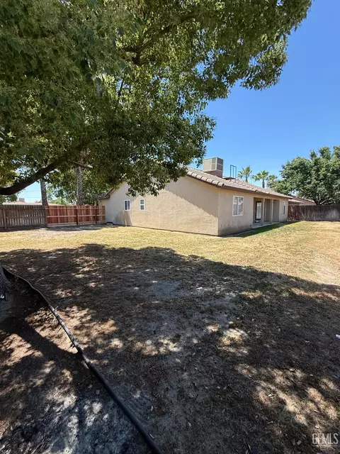 Exterior - 400 Mark Ave, Shafter, CA 93263 photo 3 of 9