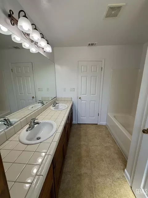 Bath - 400 Mark Ave, Shafter, CA 93263 photo 2 of 5