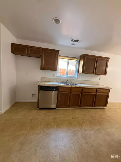 Kitchen - 400 Mark Ave, Shafter, CA 93263 photo 1 of 4
