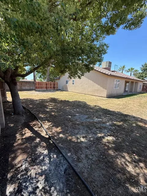 Exterior - 400 Mark Ave, Shafter, CA 93263 photo 5 of 9