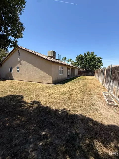 Exterior - 400 Mark Ave, Shafter, CA 93263 photo 6 of 9