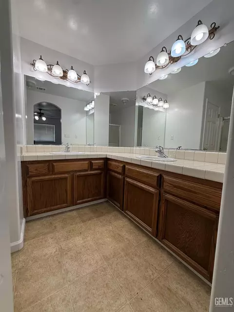Bath - 400 Mark Ave, Shafter, CA 93263 photo 3 of 5