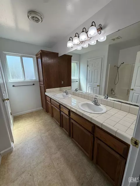 Bath - 400 Mark Ave, Shafter, CA 93263 photo 1 of 5