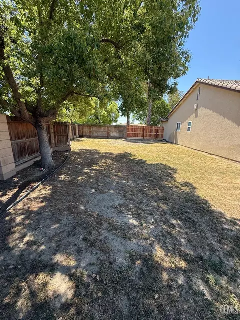 Exterior - 400 Mark Ave, Shafter, CA 93263 photo 4 of 9