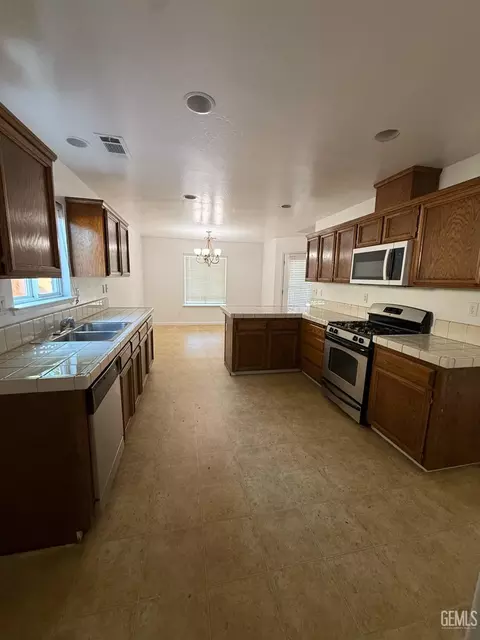 Kitchen - 400 Mark Ave, Shafter, CA 93263 photo 3 of 4