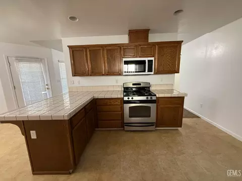 Kitchen - 400 Mark Ave, Shafter, CA 93263 photo 2 of 4