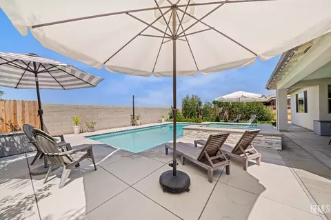 Exterior - 227 Hammersmith Dr, Bakersfield, CA 93314 photo 10 of 13