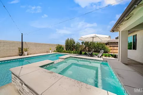 Exterior - 227 Hammersmith Dr, Bakersfield, CA 93314 photo 9 of 13