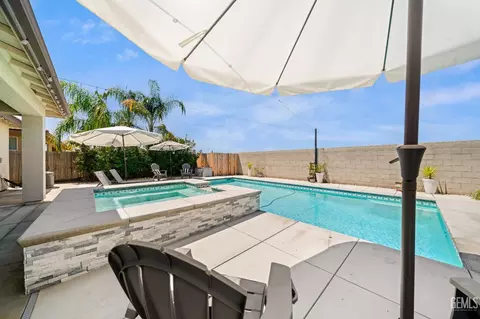 Exterior - 227 Hammersmith Dr, Bakersfield, CA 93314 photo 5 of 13