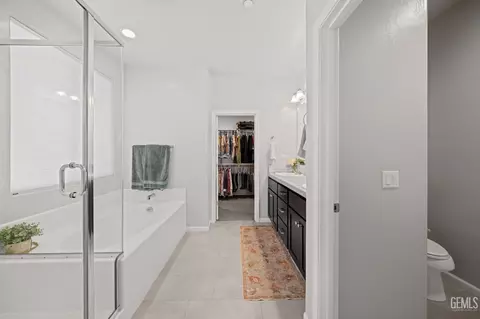 Bath - 227 Hammersmith Dr, Bakersfield, CA 93314 photo 2 of 4
