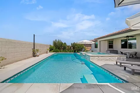 Exterior - 227 Hammersmith Dr, Bakersfield, CA 93314 photo 2 of 13