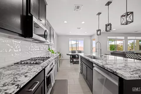 Kitchen - 227 Hammersmith Dr, Bakersfield, CA 93314 photo 3 of 5