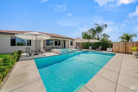 Exterior - 227 Hammersmith Dr, Bakersfield, CA 93314 photo 4 of 13
