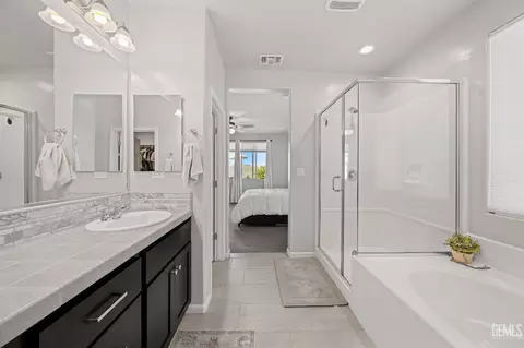 Bath - 227 Hammersmith Dr, Bakersfield, CA 93314 photo 4 of 4