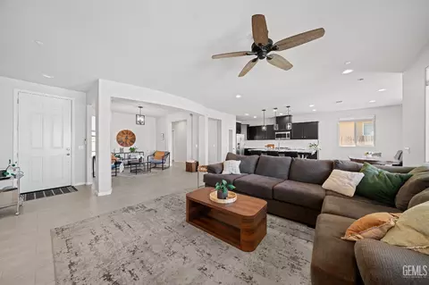 Entry Way - 227 Hammersmith Dr, Bakersfield, CA 93314 photo 1 of 4