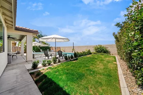 Exterior - 227 Hammersmith Dr, Bakersfield, CA 93314 photo 11 of 13