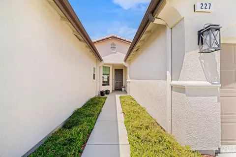 Entry Way - 227 Hammersmith Dr, Bakersfield, CA 93314 photo 4 of 4