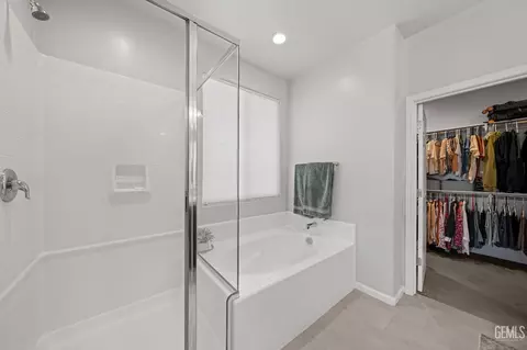 Bath - 227 Hammersmith Dr, Bakersfield, CA 93314 photo 3 of 4