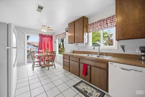 Kitchen - 21230 Mission St, Tehachapi, CA 93561 photo 5 of 5