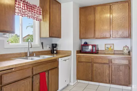 Kitchen - 21230 Mission St, Tehachapi, CA 93561 photo 2 of 5