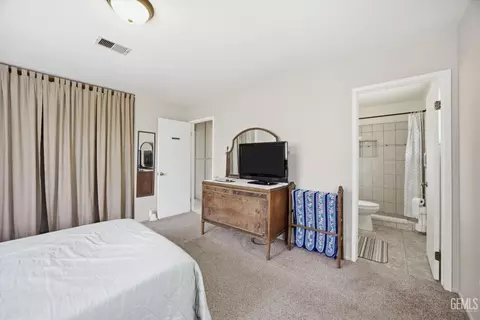 Bedroom - 21230 Mission St, Tehachapi, CA 93561 photo 2 of 4