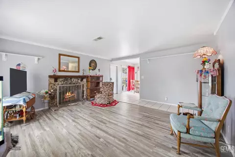 Living - 21230 Mission St, Tehachapi, CA 93561 photo 1 of 4