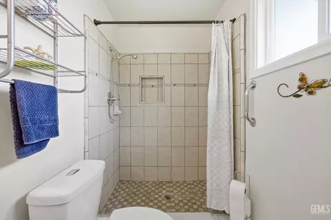 Bath - 21230 Mission St, Tehachapi, CA 93561 photo 2 of 4