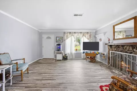 Living - 21230 Mission St, Tehachapi, CA 93561 photo 2 of 4