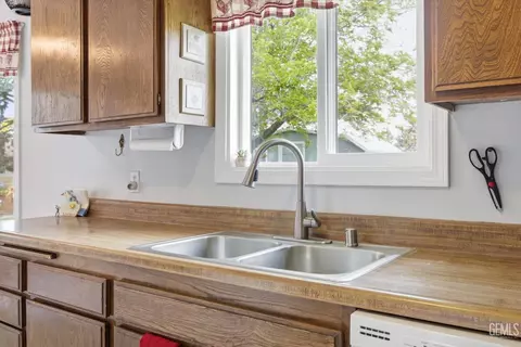 Kitchen - 21230 Mission St, Tehachapi, CA 93561 photo 4 of 5