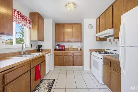 Kitchen - 21230 Mission St, Tehachapi, CA 93561 photo 1 of 5