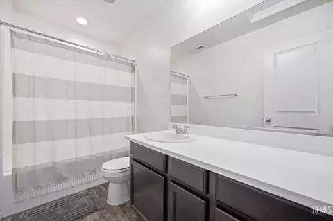 Bath - 5809 Commonwealth Ave, Bakersfield, CA 93313 photo 1 of 1