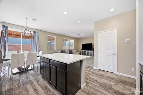 Entry Way - 5809 Commonwealth Ave, Bakersfield, CA 93313 photo 5 of 11