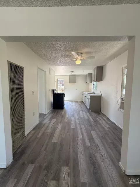 Entry Way - 629 A St, Taft, CA 93268 photo 1 of 3