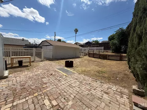 Exterior - 629 A St, Taft, CA 93268 photo 7 of 9