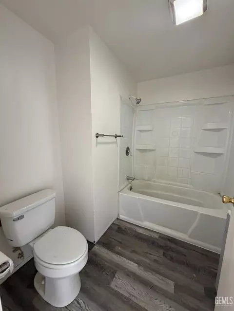 Bath - 629 A St, Taft, CA 93268 photo 1 of 2