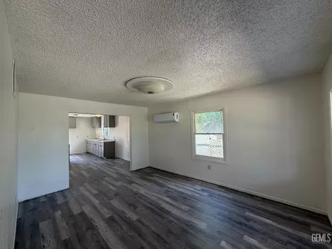 Living - 629 A St, Taft, CA 93268 photo 2 of 3