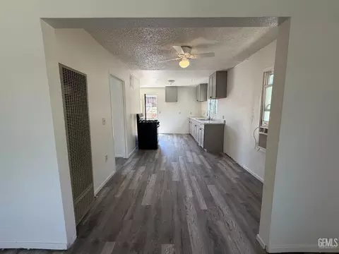 Entry Way - 629 A St, Taft, CA 93268 photo 2 of 3