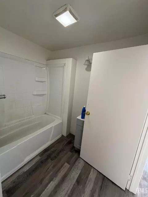 Bath - 629 A St, Taft, CA 93268 photo 2 of 2