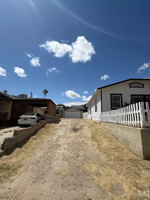 Exterior - 629 A St, Taft, CA 93268 photo 1 of 9