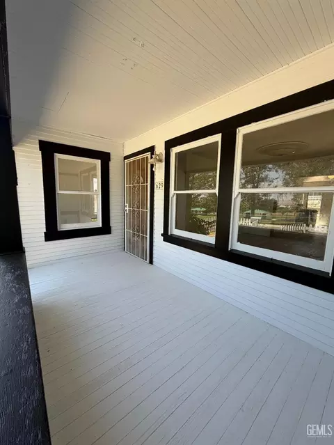 Exterior - 629 A St, Taft, CA 93268 photo 4 of 9