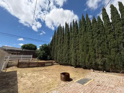 Exterior - 629 A St, Taft, CA 93268 photo 8 of 9