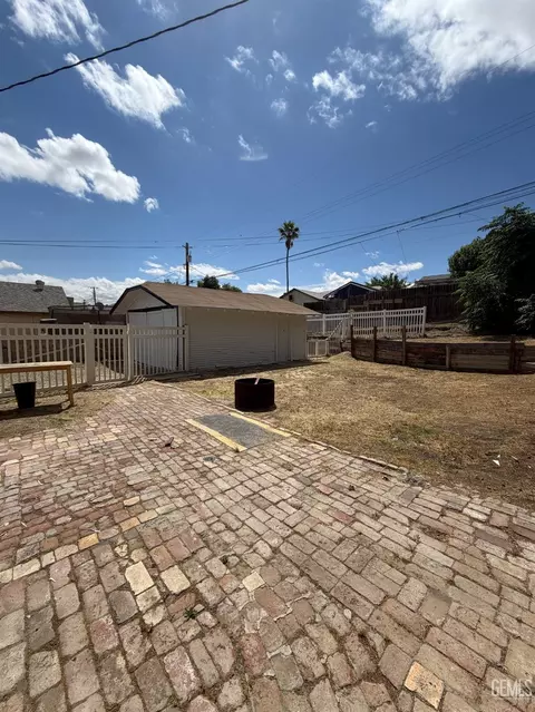 Exterior - 629 A St, Taft, CA 93268 photo 6 of 9