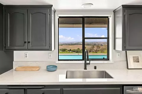 Kitchen - 4205 High Grv, Templeton, CA 93465 photo 1 of 4