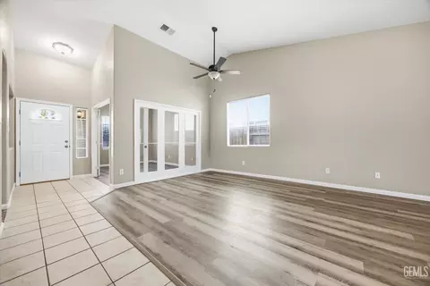 Living - 10110 Pyramid Peak Dr, Bakersfield, CA 93311 photo 5 of 8