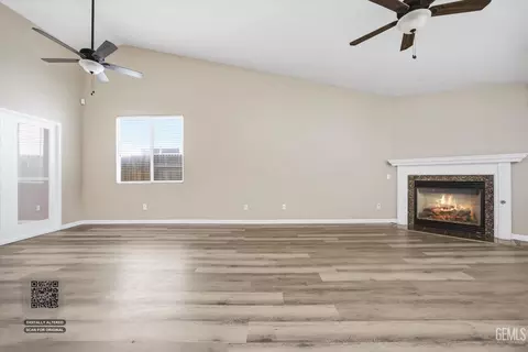 Living - 10110 Pyramid Peak Dr, Bakersfield, CA 93311 photo 4 of 8