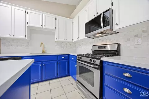 Kitchen - 10110 Pyramid Peak Dr, Bakersfield, CA 93311 photo 3 of 5
