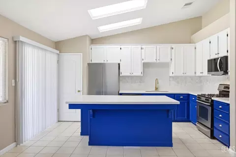 Kitchen - 10110 Pyramid Peak Dr, Bakersfield, CA 93311 photo 2 of 5